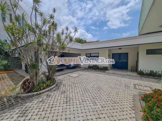 CASA DE UN NIVEL CON USO DE SUELO MIXTO EN SAN RAFAEL ESCAZU / SOBRE CALLE PRINCIPAL - Imagen 1
