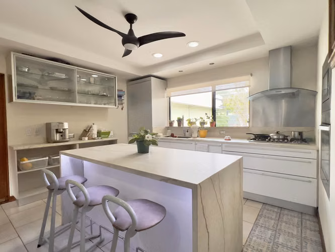 Escazu - Residencial o Comercial - Céntrico - Perfecto para Restaurante - Imagen 8