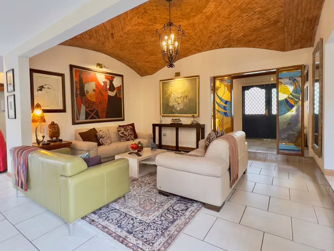 Escazu - Residencial o Comercial - Céntrico - Perfecto para Restaurante - Imagen 2