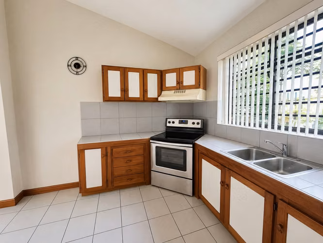 ALQUILER DE CASA INDEPENDIENTE , UBICADA EN EL RESIDENCIAL EL PRADO , CURRIDABAT - Imagen 9