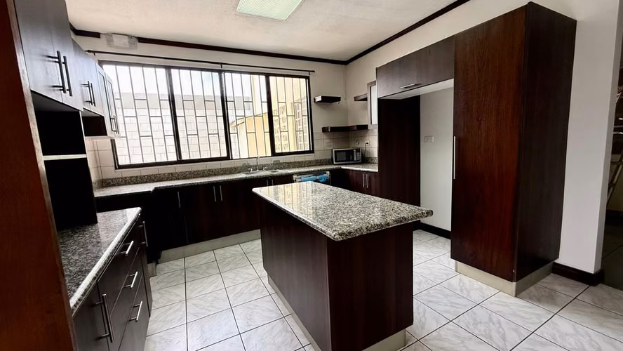 Venta de Casa en Ciudad Cariari, Belén | Amplio Jardín | Oficina | Excelente Ubicación - Imagen 7