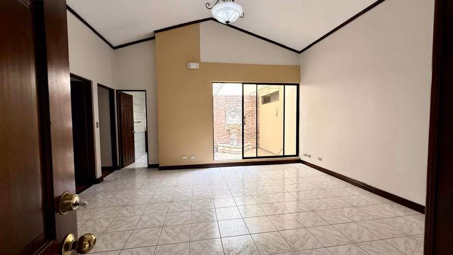 Venta de Casa en Ciudad Cariari, Belén | Amplio Jardín | Oficina | Excelente Ubicación - Imagen 10