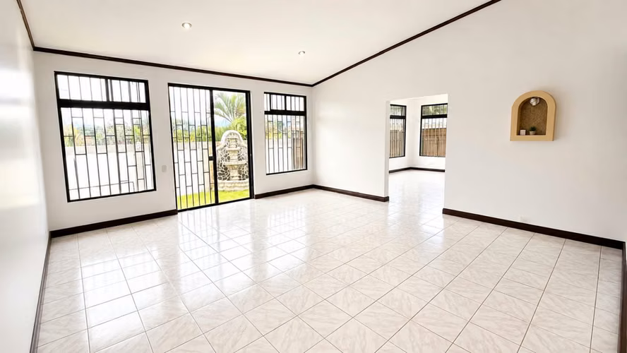 Venta de Casa en Ciudad Cariari, Belén | Amplio Jardín | Oficina | Excelente Ubicación
