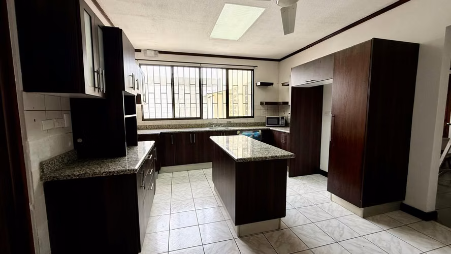 Venta de Casa en Ciudad Cariari, Belén | Amplio Jardín | Oficina | Excelente Ubicación - Imagen 6
