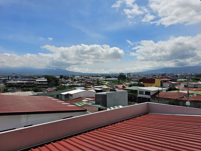 Edificio con Local Comercial y Apartamentos en Barrio México, San José