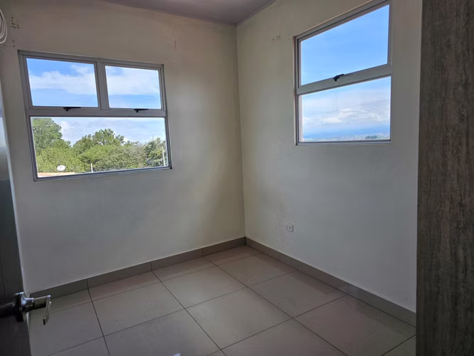 Edificio con Local Comercial y Apartamentos en Barrio México, San José