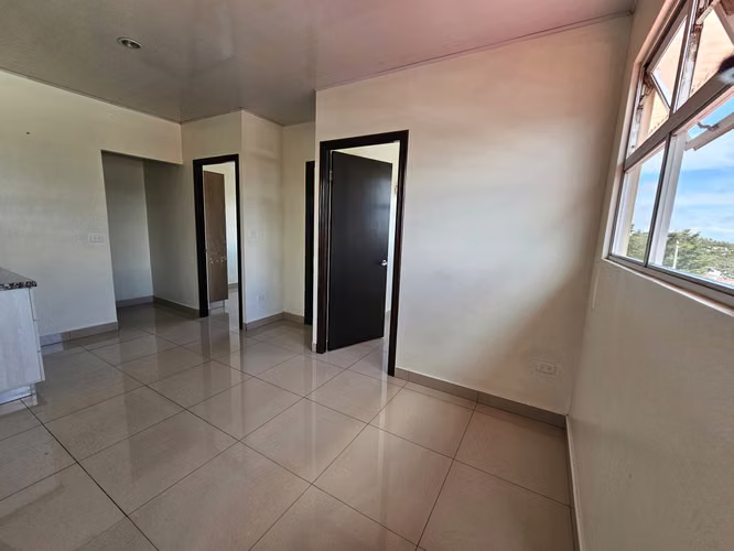Edificio con Local Comercial y Apartamentos en Barrio México, San José