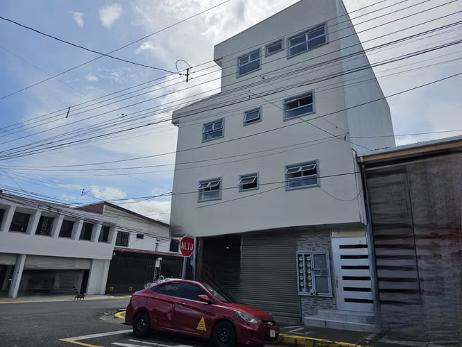 Edificio con Local Comercial y Apartamentos en Barrio México, San José
