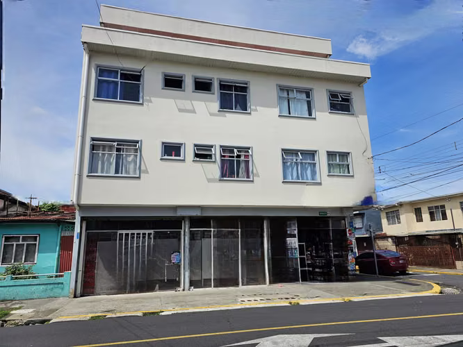 Edificio con Local Comercial y Apartamentos en Barrio México, San José