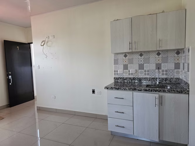 Edificio con Local Comercial y Apartamentos en Barrio México, San José