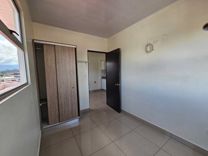 Edificio con Local Comercial y Apartamentos en Barrio México, San José