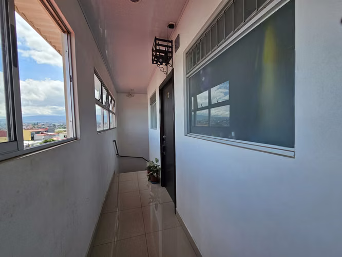 Edificio con Local Comercial y Apartamentos en Barrio México, San José