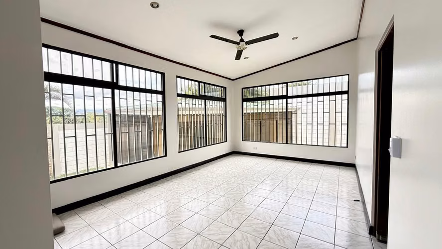 Casa en Alquiler Heredia Ciudad Cariari, Belén | 3 Habitaciones | Oficina | Amplio Jardín - Imagen 2