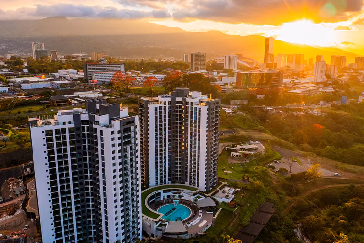 Vive en uno de los Condominios más exclusivos de San José - Imagen 14