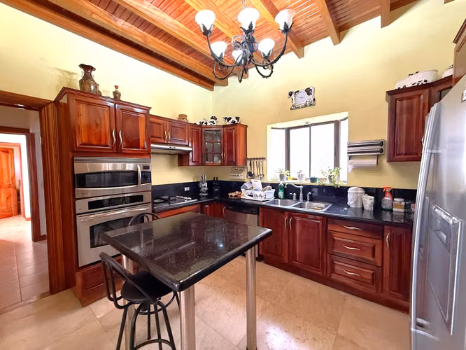 Venta de Casa en Altamonte | Jardín, Jacuzzi y Sauna I terreno: 653 m2 - Imagen 7