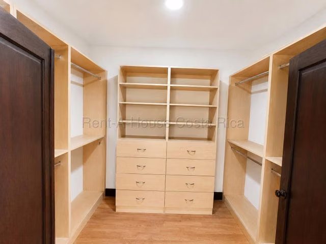  Casa de lujo en venta – Ciudad Colón  EB27-325