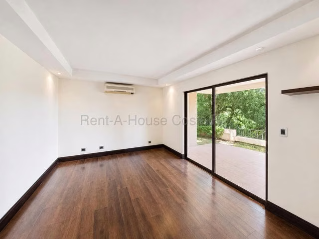  Casa de lujo en venta – Ciudad Colón  EB27-325