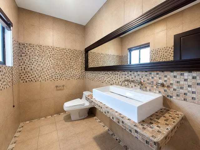 Casa de lujo en venta – Ciudad Colón  EB27-325