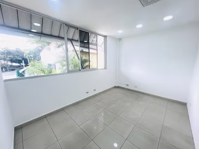  ¡TU NUEVA OFICINA EN EL CORAZÓN DE SANTA ANA!  - Imagen 4