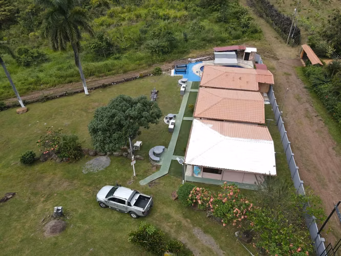 Venta Casa y cabinas en Esparza con piscina - Imagen 3