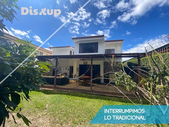 Venta de casa independiente de 3 hab. en urbanización en Santa Ana