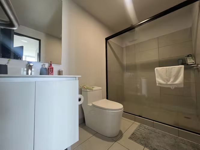 Apartamento amoblado frente al Parque La Sabana, Sabana Sur. - Imagen 2