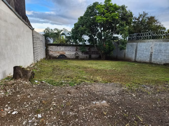 Se vende lote muy amplio, en Rohrmoser!! P092