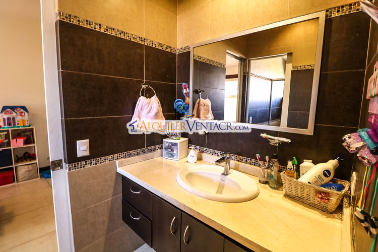 CASA DE UN NIVEL CON 600 M2 LOTE EN TREJOS MONTEALEGRE ESCAZU - Imagen 17