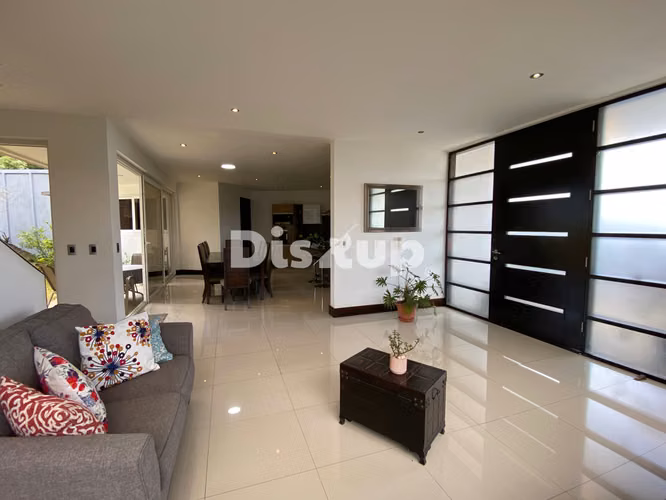 Venta de moderna Casa de 4 hab. Amplio terreno. San Rafael. Montes de Oca
