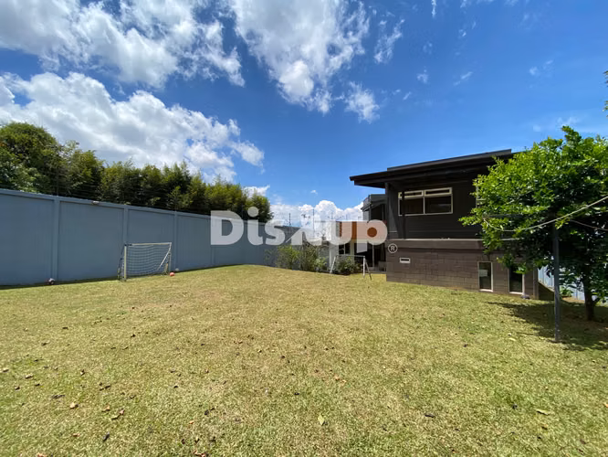 Venta de moderna Casa de 4 hab. Amplio terreno. San Rafael. Montes de Oca