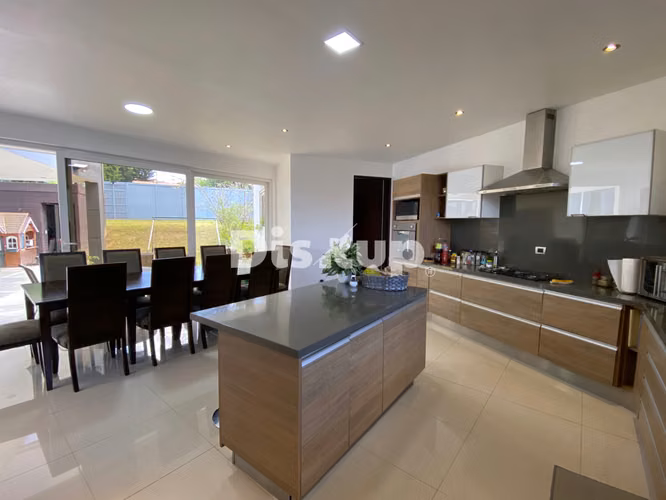 Venta de moderna Casa de 4 hab. Amplio terreno. San Rafael. Montes de Oca