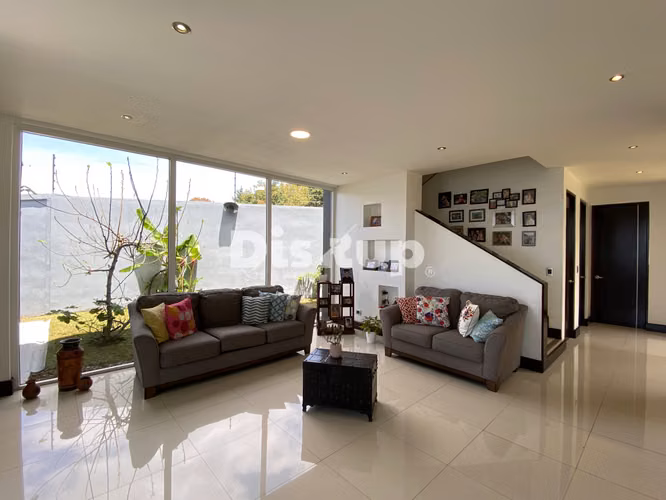 Venta de moderna Casa de 4 hab. Amplio terreno. San Rafael. Montes de Oca