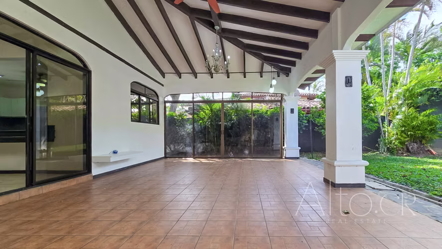 CASA PRECIOSA DE UN SOLO NIVEL  EN PIEDADES  CON  CUARTO DE SERVICIO  |  750m² - Imagen 4