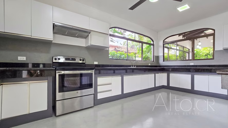 CASA PRECIOSA DE UN SOLO NIVEL  EN PIEDADES  CON  CUARTO DE SERVICIO  |  750m² - Imagen 3