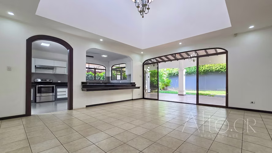 CASA PRECIOSA DE UN SOLO NIVEL  EN PIEDADES  CON  CUARTO DE SERVICIO  |  750m² - Imagen 2