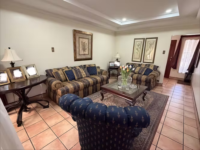 Casa totalmente amueblada en alquiler – Naranjo Centro | Excelente ubicación - Imagen 3