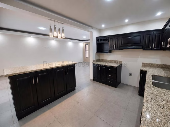 CASA CON GRAN PATIO Y TERRAZA – SAN FRANCISCO DE HEREDIA - Imagen 3