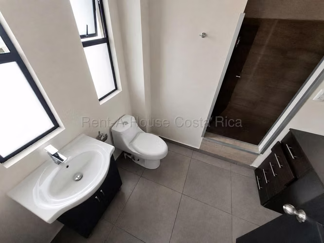 CASA CON GRAN PATIO Y TERRAZA – SAN FRANCISCO DE HEREDIA - Imagen 9