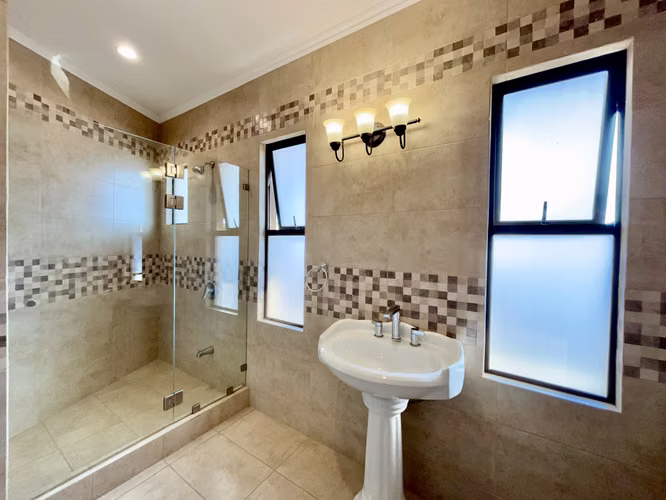 Hermoso Apartamento de Lujo Amueblado en Cariari Heredia cerca del Aeropuerto Juan Santamaría - Imagen 18