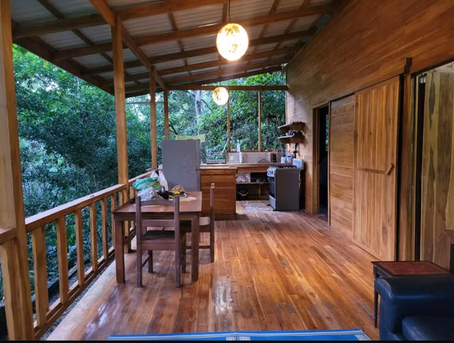 SE VENDE HERMOSA PROPIEDAD CON AMPLIO TERRENO Y DOS CASAS - PUNTA UVA - LIMON