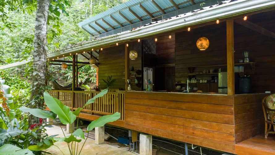 SE VENDE HERMOSA PROPIEDAD CON AMPLIO TERRENO Y DOS CASAS - PUNTA UVA - LIMON