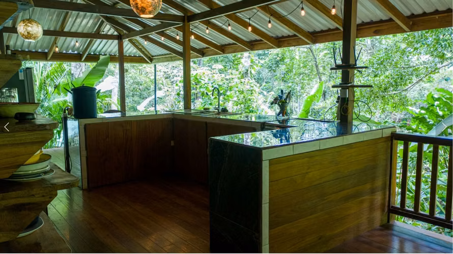 SE VENDE HERMOSA PROPIEDAD CON AMPLIO TERRENO Y DOS CASAS - PUNTA UVA - LIMON