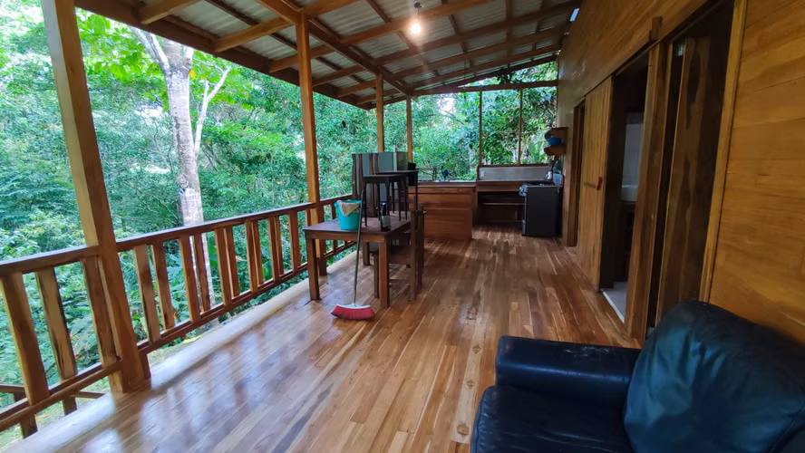SE VENDE HERMOSA PROPIEDAD CON AMPLIO TERRENO Y DOS CASAS - PUNTA UVA - LIMON
