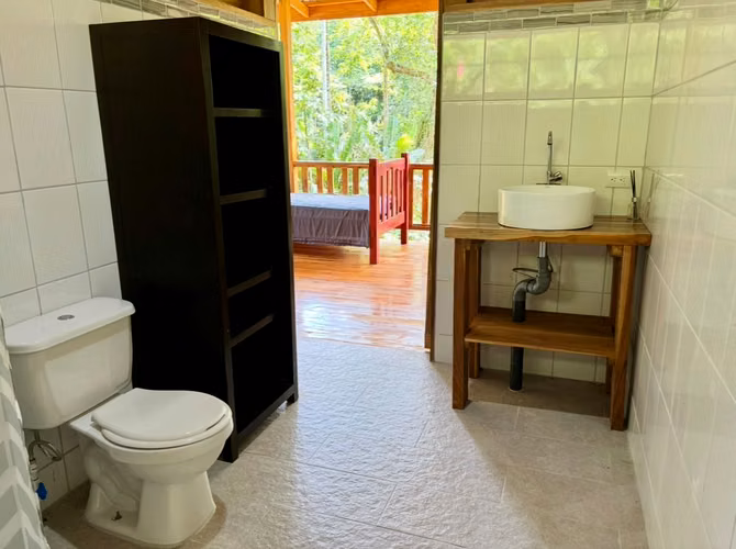 SE VENDE HERMOSA PROPIEDAD CON AMPLIO TERRENO Y DOS CASAS - PUNTA UVA - LIMON