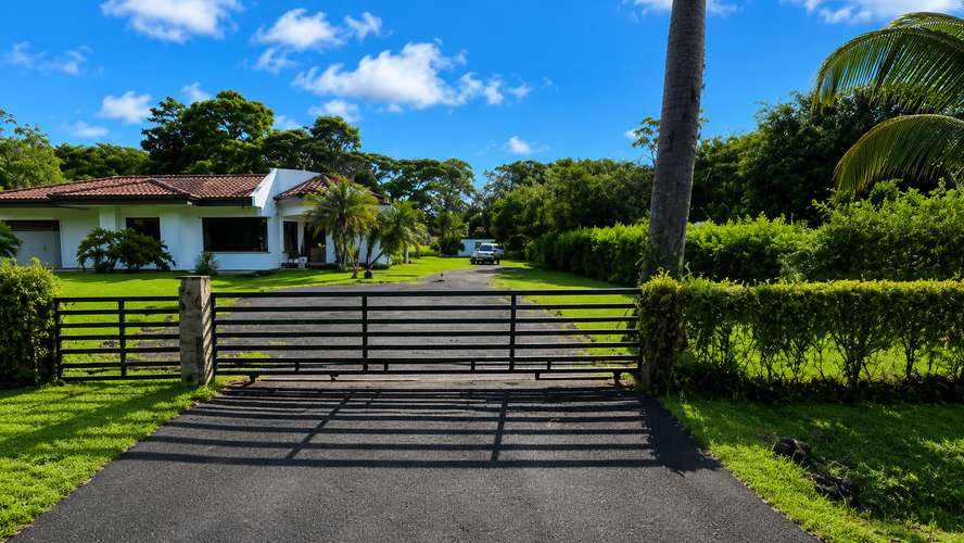 VENTA / Casa de 4 habitaciones con piscina privada en Guápiles