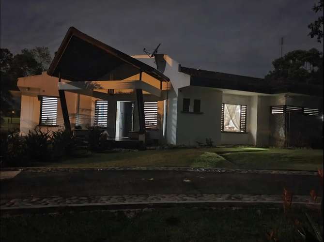 VENTA / Casa de 4 habitaciones con piscina privada en Guápiles