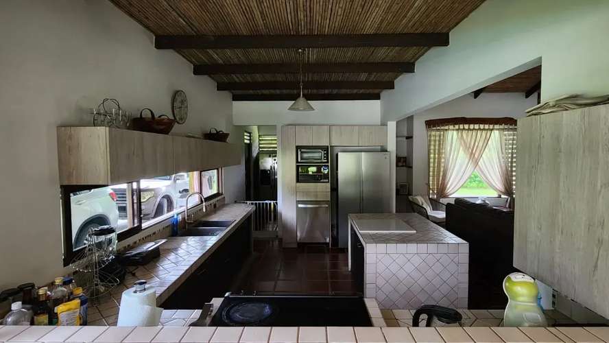 VENTA / Casa de 4 habitaciones con piscina privada en Guápiles