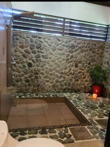 VENTA / Casa de 4 habitaciones con piscina privada en Guápiles