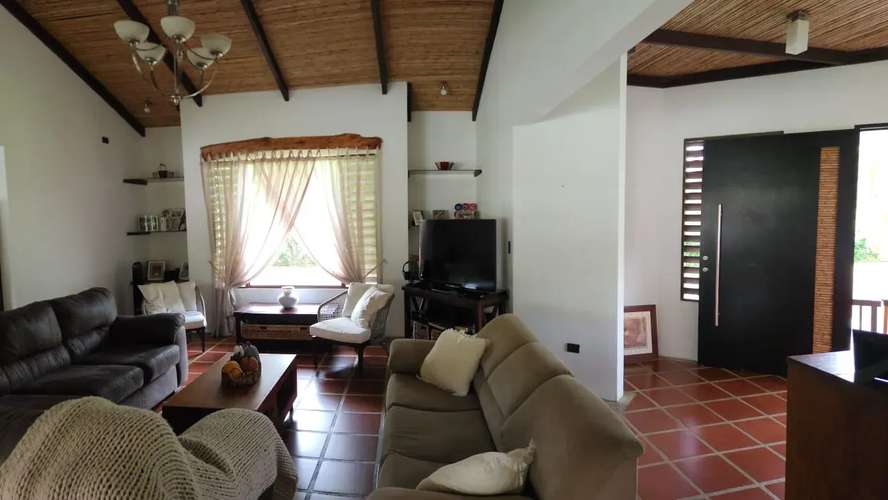 VENTA / Casa de 4 habitaciones con piscina privada en Guápiles