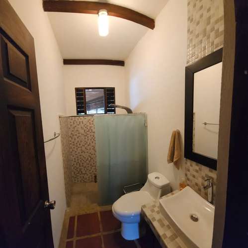 VENTA / Casa de 4 habitaciones con piscina privada en Guápiles